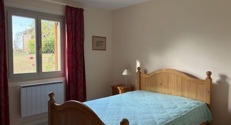 Sur les hauteurs de MONTIGNAC-LASCAUX, au calme, maison d'environ 133 m² habitables sur 1600 m² de jardin clos.