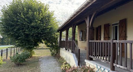 Sur les hauteurs de MONTIGNAC-LASCAUX, au calme, maison d'environ 133 m² habitables sur 1600 m² de jardin clos.