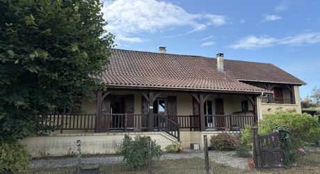 Sur les hauteurs de MONTIGNAC-LASCAUX, au calme, maison d'environ 133 m² habitables sur 1600 m² de jardin clos.