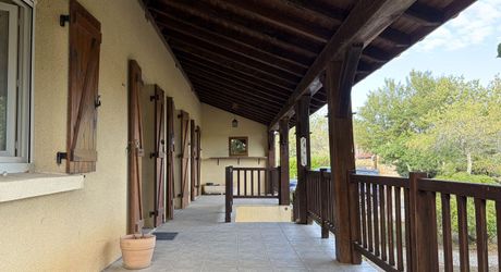 Sur les hauteurs de MONTIGNAC-LASCAUX, au calme, maison d'environ 133 m² habitables sur 1600 m² de jardin clos.