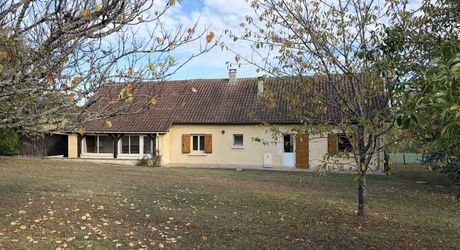 Sur les hauteurs de MONTIGNAC-LASCAUX, au calme, maison d'environ 133 m² habitables sur 1600 m² de jardin clos.
