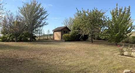 Sur les hauteurs de MONTIGNAC-LASCAUX, au calme, maison d'environ 133 m² habitables sur 1600 m² de jardin clos.