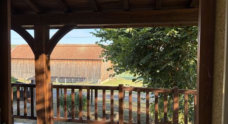 Sur les hauteurs de MONTIGNAC-LASCAUX, au calme, maison d'environ 133 m² habitables sur 1600 m² de jardin clos.