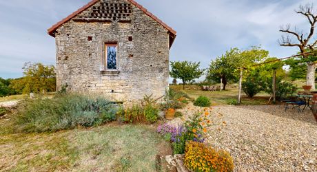 Le charme authentique du Périgord noir, entre pierre et nature. 