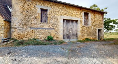 Le charme authentique du Périgord noir, entre pierre et nature. 