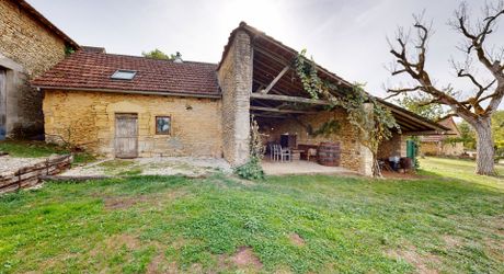 Le charme authentique du Périgord noir, entre pierre et nature. 