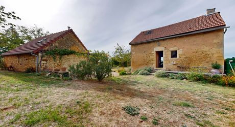 Le charme authentique du Périgord noir, entre pierre et nature. 