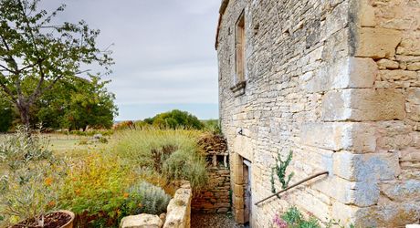 Le charme authentique du Périgord noir, entre pierre et nature. 
