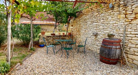 Le charme authentique du Périgord noir, entre pierre et nature. 