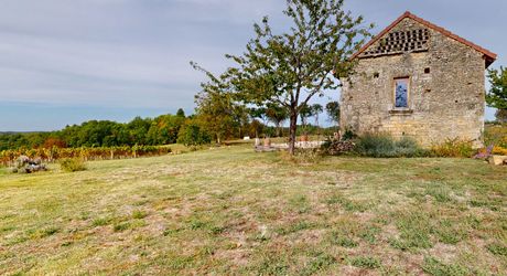 Le charme authentique du Périgord noir, entre pierre et nature. 