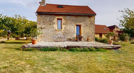 Le charme authentique du Périgord noir, entre pierre et nature. 