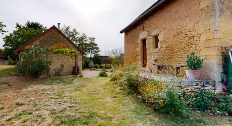 Le charme authentique du Périgord noir, entre pierre et nature. 