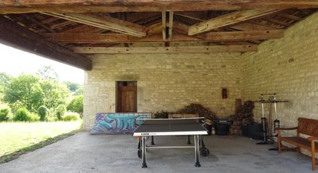 Proche Cahors, ancien chai rénové avec 7000m² de terrain, piscine et dépendances