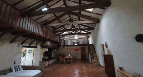 Proche Cahors, ancien chai rénové avec 7000m² de terrain, piscine et dépendances