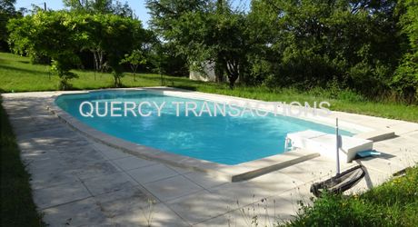 Proche Cahors, ancien chai rénové avec 7000m² de terrain, piscine et dépendances