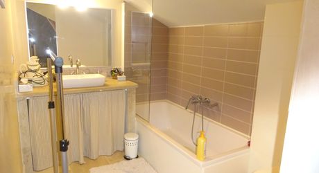 Région Montcuq - Propriété composée de 2 maisons en pierre avec environ 10 ha de terrain