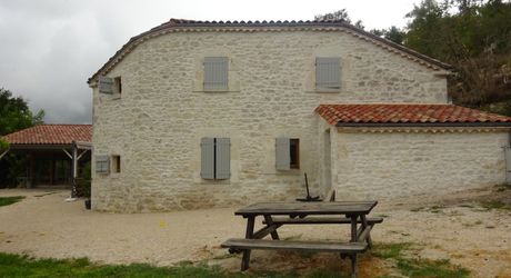 Région Montcuq - Propriété composée de 2 maisons en pierre avec environ 10 ha de terrain
