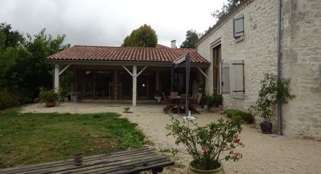 Région Montcuq - Propriété composée de 2 maisons en pierre avec environ 10 ha de terrain
