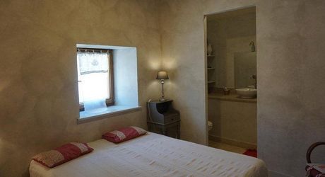 Région Montcuq - Propriété composée de 2 maisons en pierre avec environ 10 ha de terrain