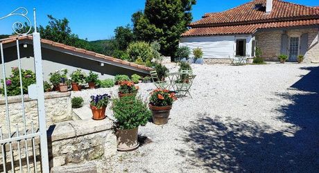Région Montcuq - Propriété composée de 2 maisons en pierre avec environ 10 ha de terrain