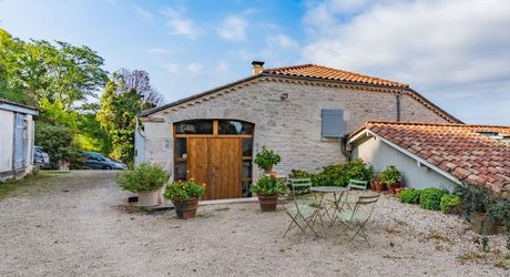 Région Montcuq - Propriété composée de 2 maisons en pierre avec environ 10 ha de terrain