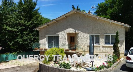 Aux portes de Cahors .Agréable maison avec 5 chambres et piscine. jardin clos et arboré.
