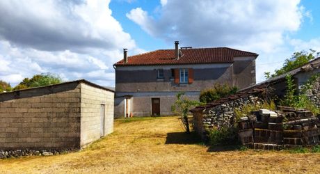 Proche Cahors . Propriété en pierre avec dépendances