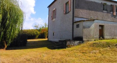 Proche Cahors . Propriété en pierre avec dépendances