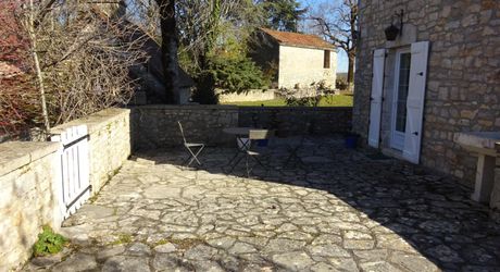 Propriété en pierre avec dépendances