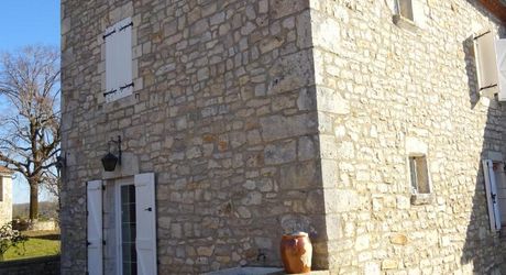 Propriété en pierre avec dépendances