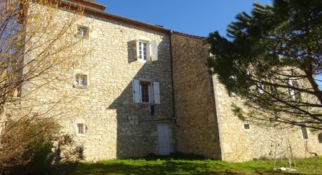 Propriété en pierre avec dépendances