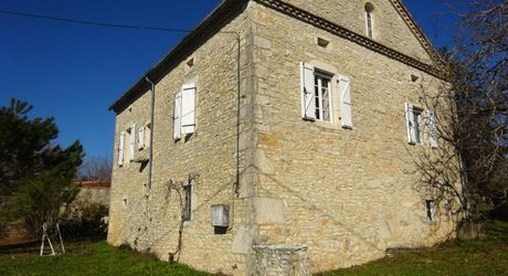 Propriété en pierre avec dépendances