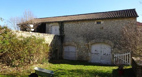 Propriété en pierre avec dépendances