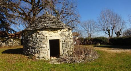 Propriété en pierre avec dépendances