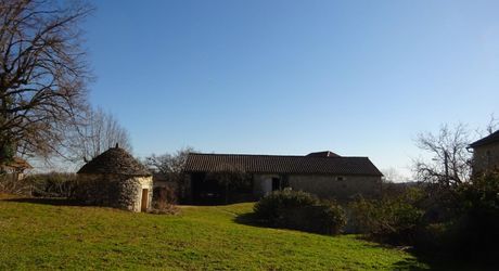 Propriété en pierre avec dépendances