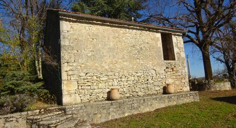 Propriété en pierre avec dépendances