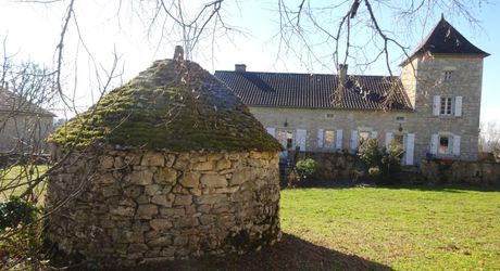 Propriété en pierre avec dépendances