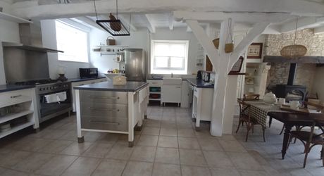 BOURIANE-  Maison en pierre rénovée avec jardin. commerces à pied