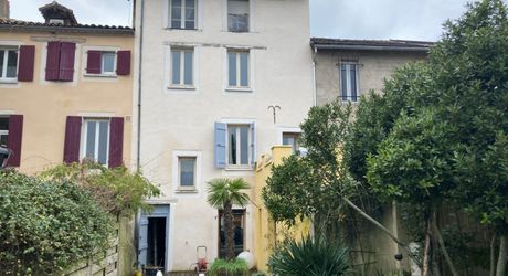 Cahors centre ville immeuble avec local commercial , appartement et jardin