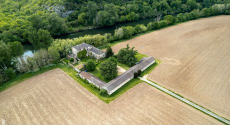 Vallée du lot Ouest- En campagne isolée ancienne ferme avec 29 ha attenants