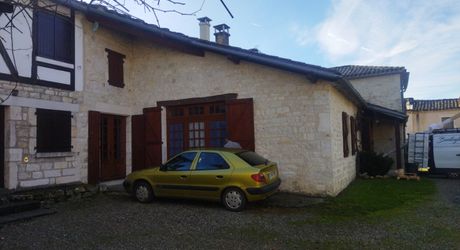 Lascabanes. Maison mitoyenne , bon potentiel.
