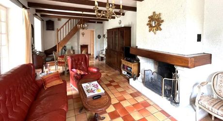 Luzech, maison en pierre- 4 chambres- jardin- garage 