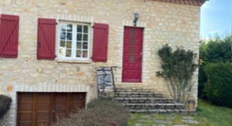 Luzech, maison en pierre- 4 chambres- jardin- garage 