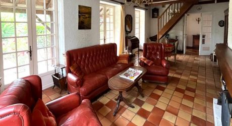 Luzech, maison en pierre- 4 chambres- jardin- garage 