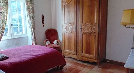 Luzech, maison en pierre- 4 chambres- jardin- garage 