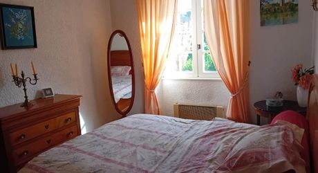Luzech, maison en pierre- 4 chambres- jardin- garage 