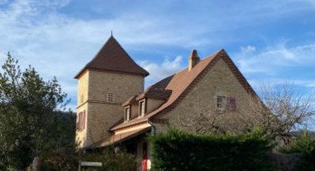 Luzech, maison en pierre- 4 chambres- jardin- garage 
