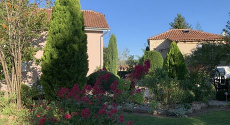   Cahors à 15 Mn propriété de caractère avec gite et piscine.