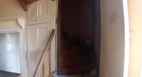    Gourdon, Maison en Pierre  à rafarichir  avec hangar et garage 