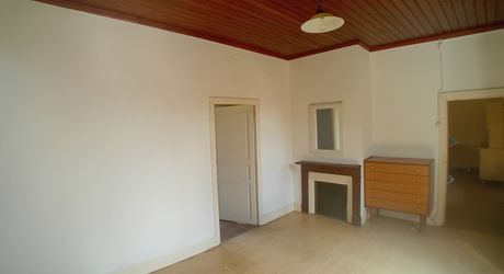    Gourdon, Maison en Pierre  à rafarichir  avec hangar et garage 